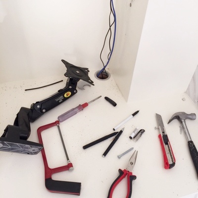 不用换大桌，都能再放一台显示器！太省空间了