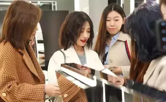 都说网红“短命”，她却火了七年还没够