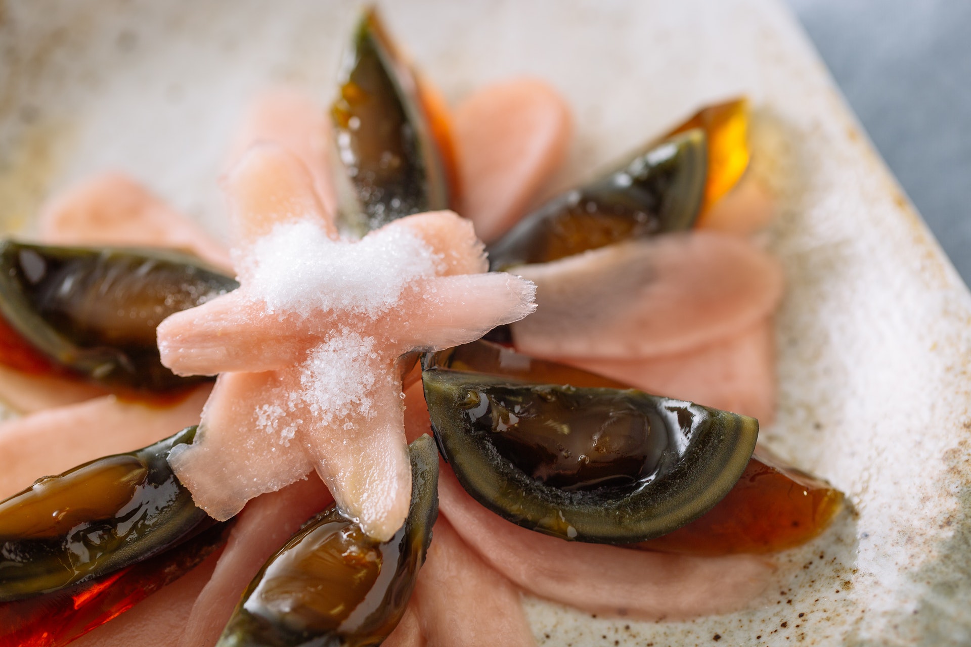 入厨贴士｜挑选皮蛋的4大秘诀，熟成并凝固良好，手指轻敲有弹性