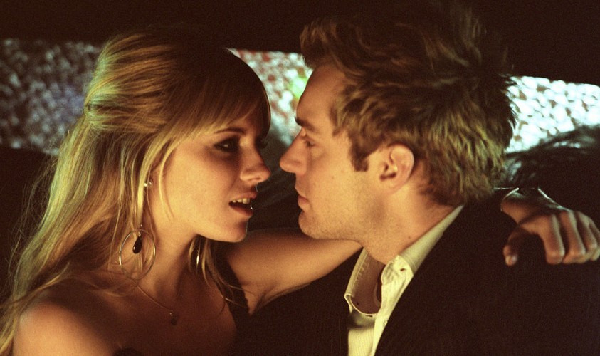 人无不性：夫妻俩在应急车道体验“夫妻生活”，孩子在副驾驶睡觉