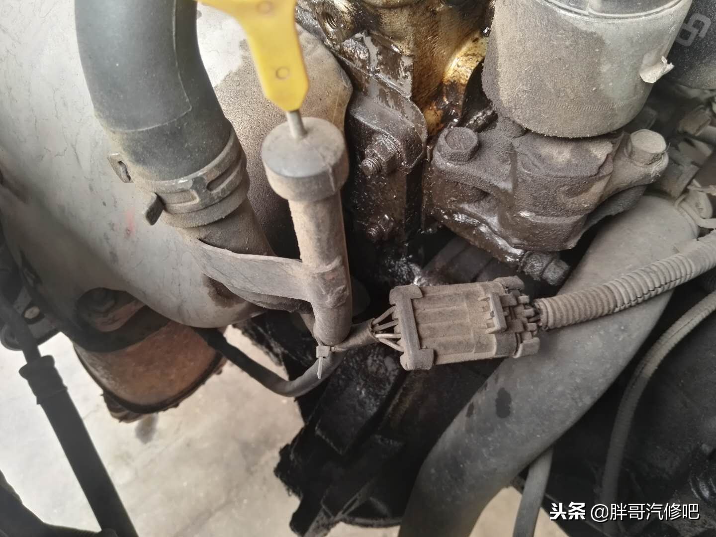 水泵结冰,水泵冻裂导致防冻液进入发动机里