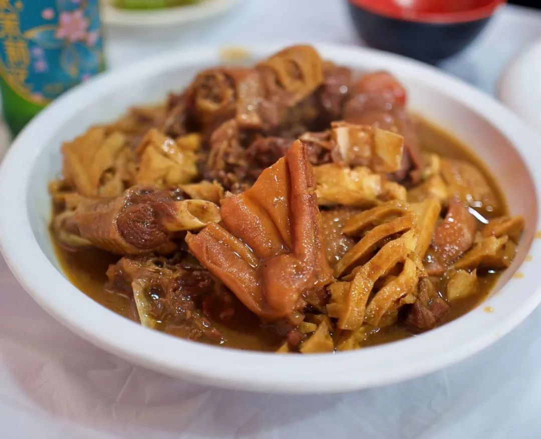 《*瓶金**梅》餐桌上的游龙戏凤