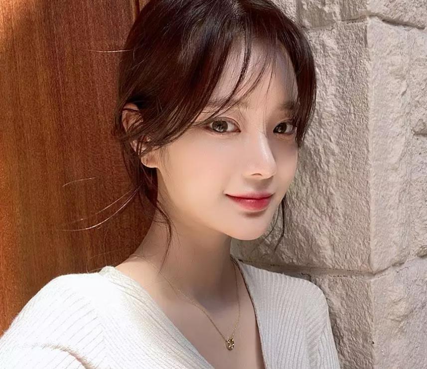 八字刘海怎么打理快速出门,出门刘海乱了