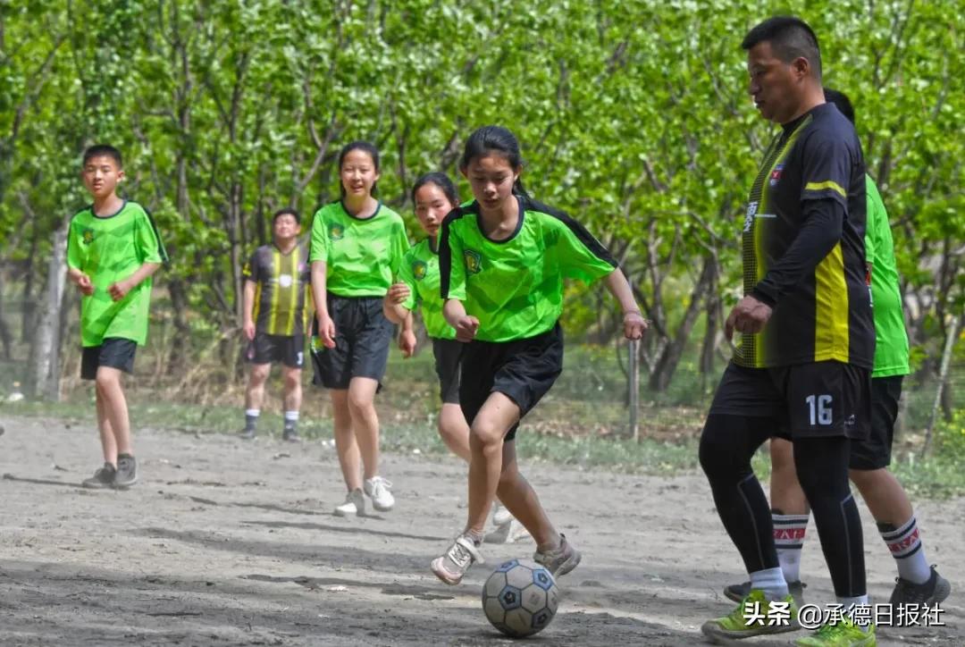 心系山里娃爱洒绿茵场——北京爱心人士走进洒河南小学助力校园足球发展侧记