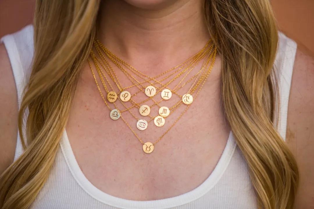 仅用一根土豪金项链，承包你春夏所有的时髦，这份穿搭小心机值了