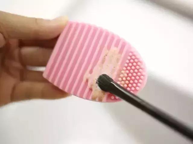 化妆工具没用对，再贵的彩妆也得废！超全化妆刷使用指南！