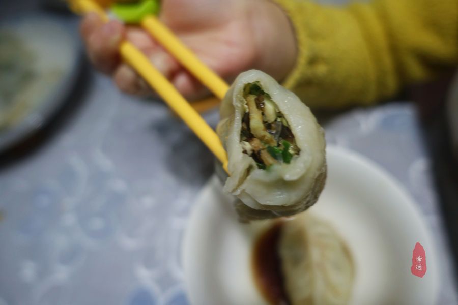 吃饺子不放肉，全家人还都吃得有滋有味的，孙女吃得最开心