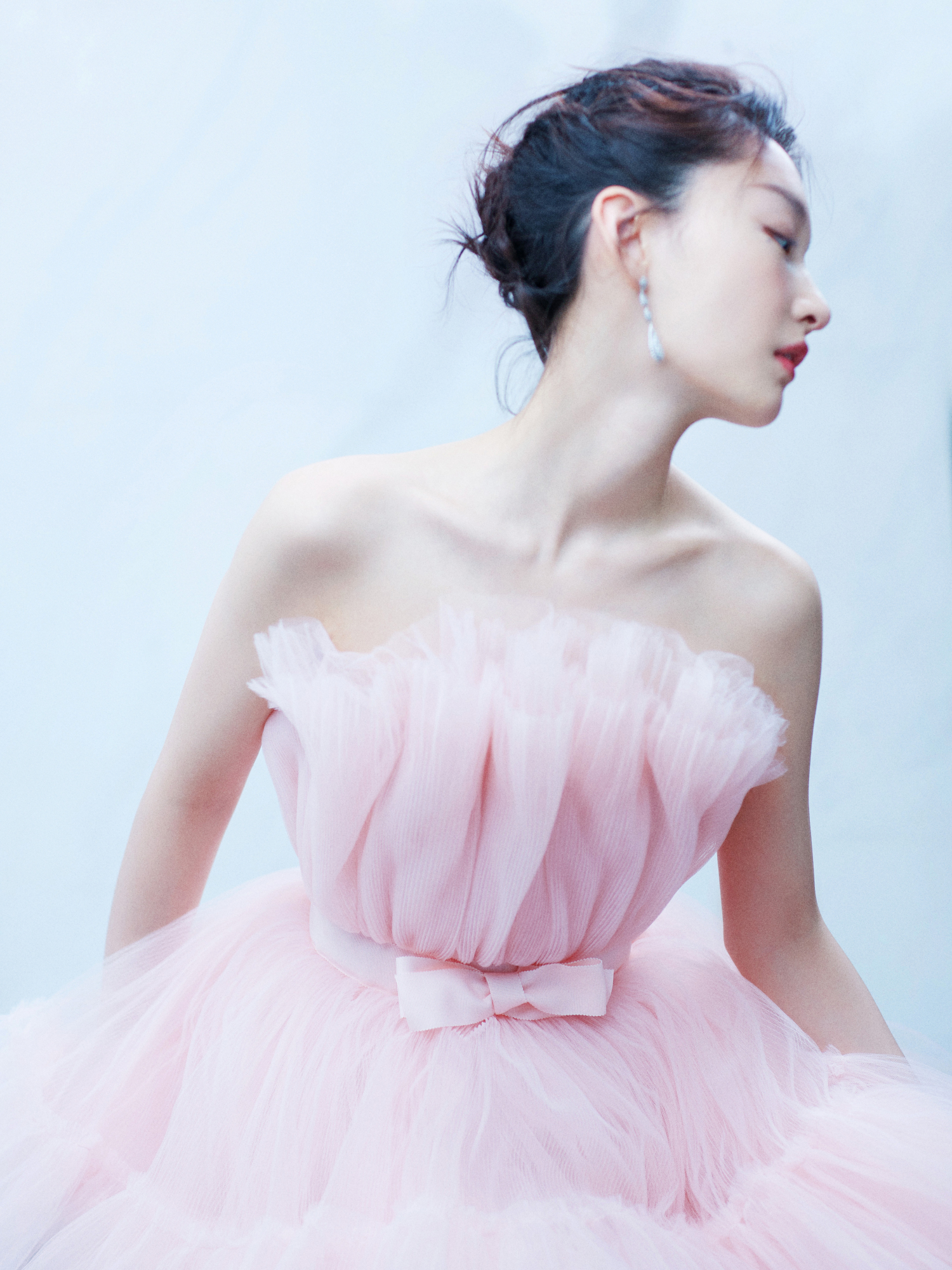 周冬雨身高162是真的吗,周冬雨162度穿衣打扮