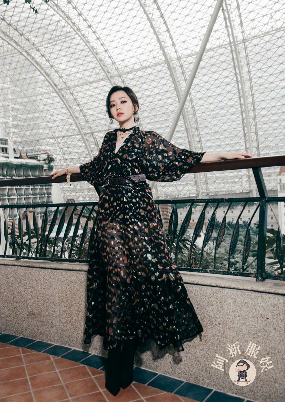 张靓颖黑色长裙气场全开惊艳十足,张靓颖穿深v大秀身材唱歌