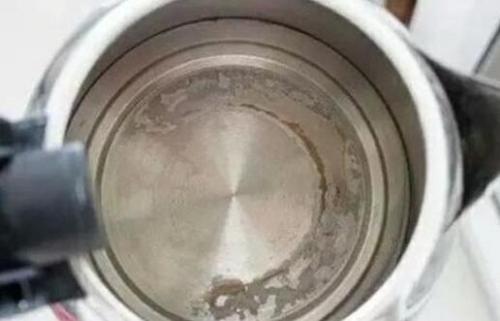 如何减少开水中的水垢,有水垢的水会得结石吗