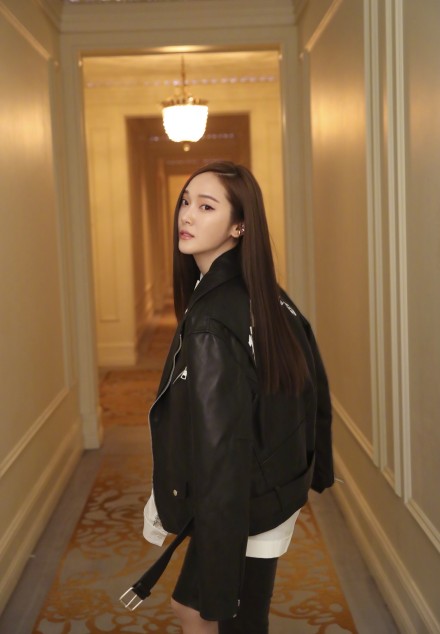 郑秀妍穿黑色皮裤,郑秀妍穿皮裤好看吗