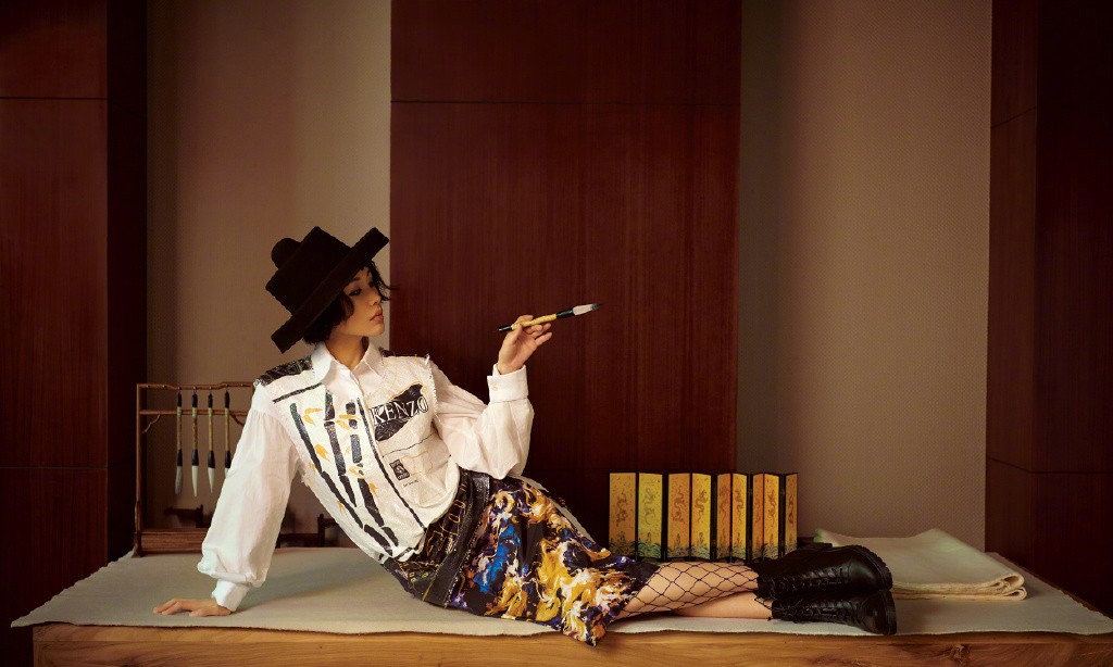 王子文身高162却超会穿,漆皮外套配短靴,玩下衣失踪美腿吸睛