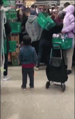 中国代购=抢奶粉？中国大爷大妈国外超市哄抢奶粉，吓坏了老外……