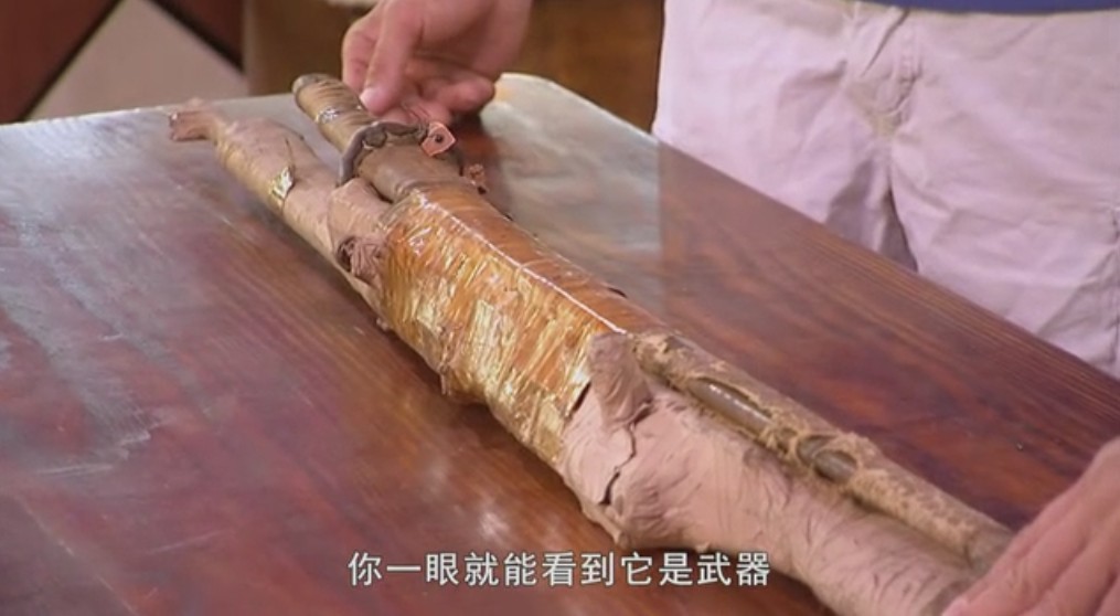 国外寻宝人发掘二战武器,美军缴获日军武士刀