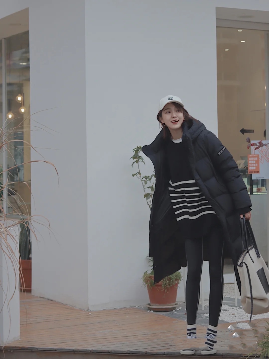 黑色羽绒服补破洞针法隐形,黑色羽绒服后面破洞巧补的图解