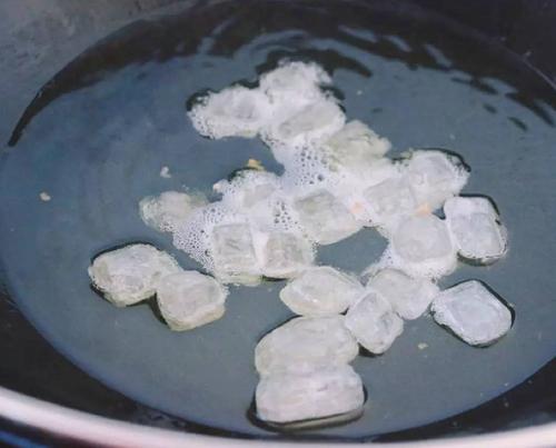 炒糖色没有冰糖可以用白糖代替,烧排骨炒糖色用白糖好还是冰糖好