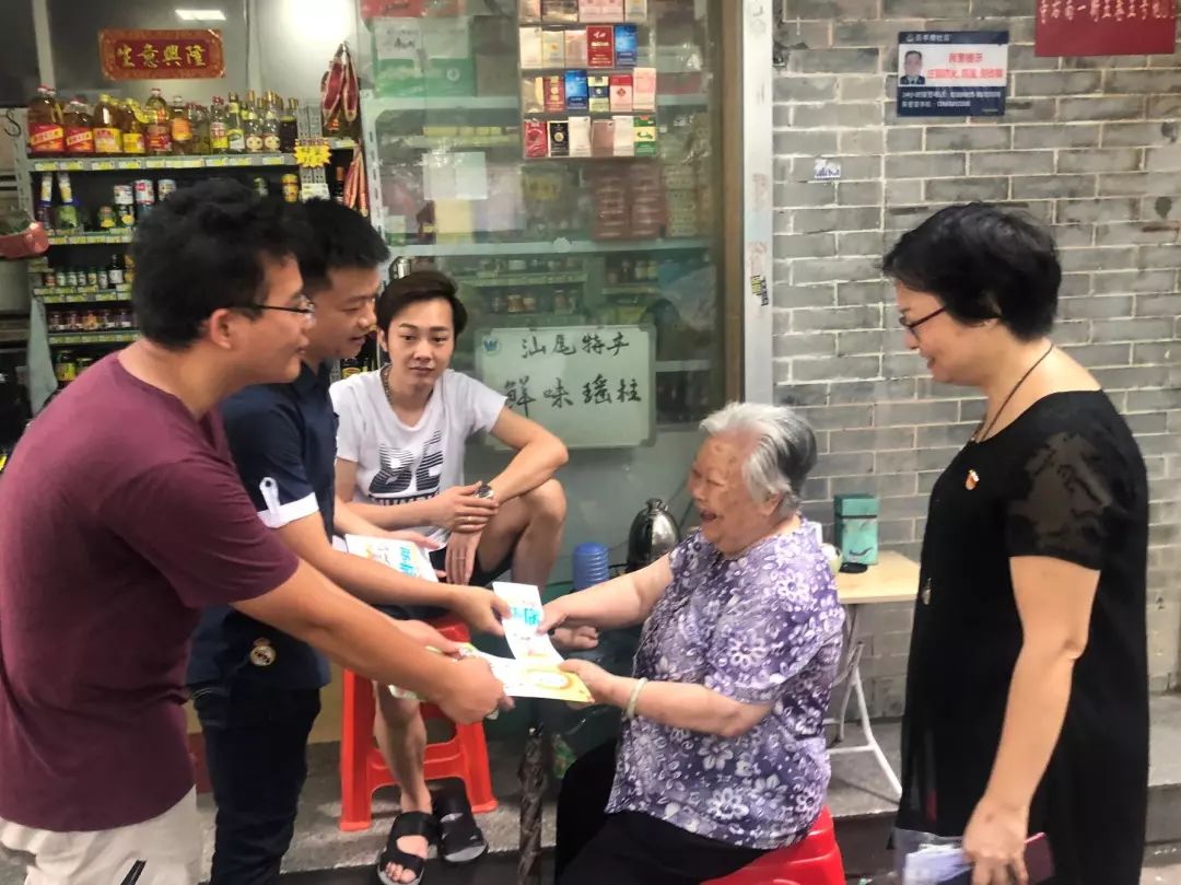 持续推进在职党员进社区志愿服务,在职党员下沉社区开展志愿服务