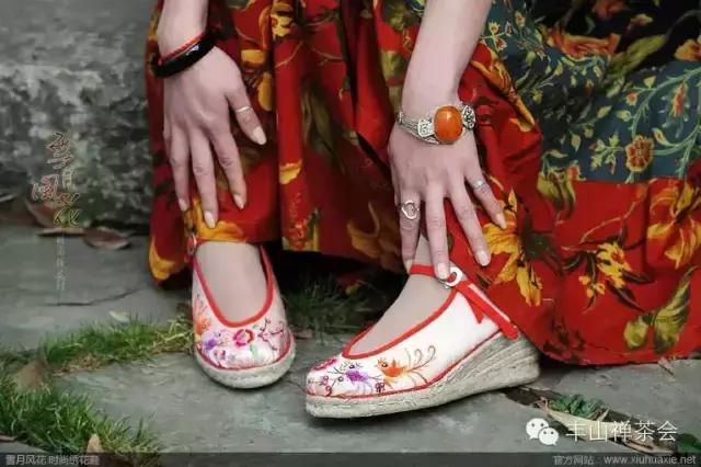 各种各样的手工绣花鞋,手工复古绣花鞋