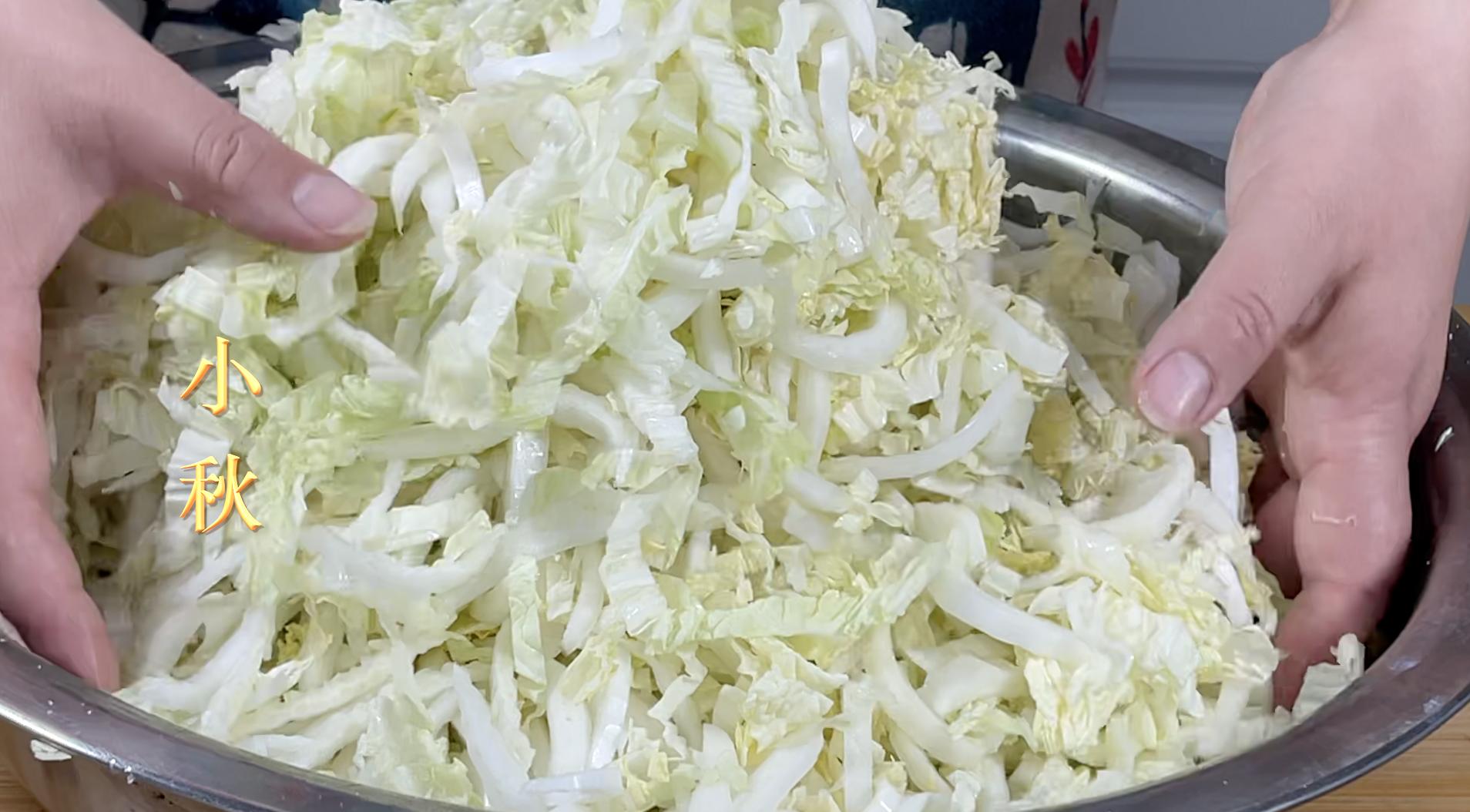 2放2不沾，腌出来的酸菜不烂不长白噗，又酸又脆，吃一冬天没问题