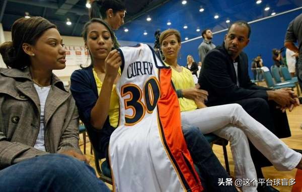 勇士队选择了斯蒂芬库里,勇士库里3年