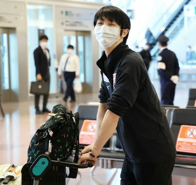 羽生结弦回国开始隔离，机场行李车亮了