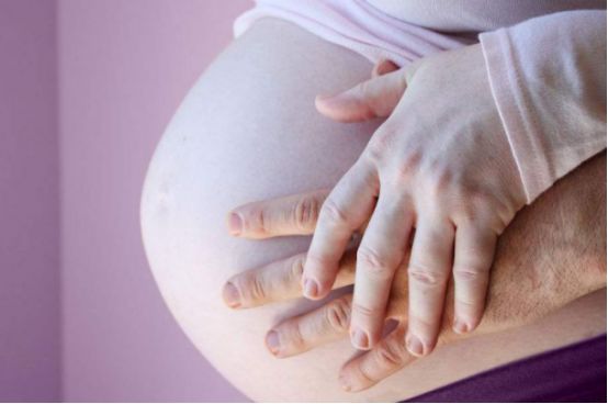 岳父去世两年后，岳母突然怀孕，女婿看到信封后，从此不敢出门