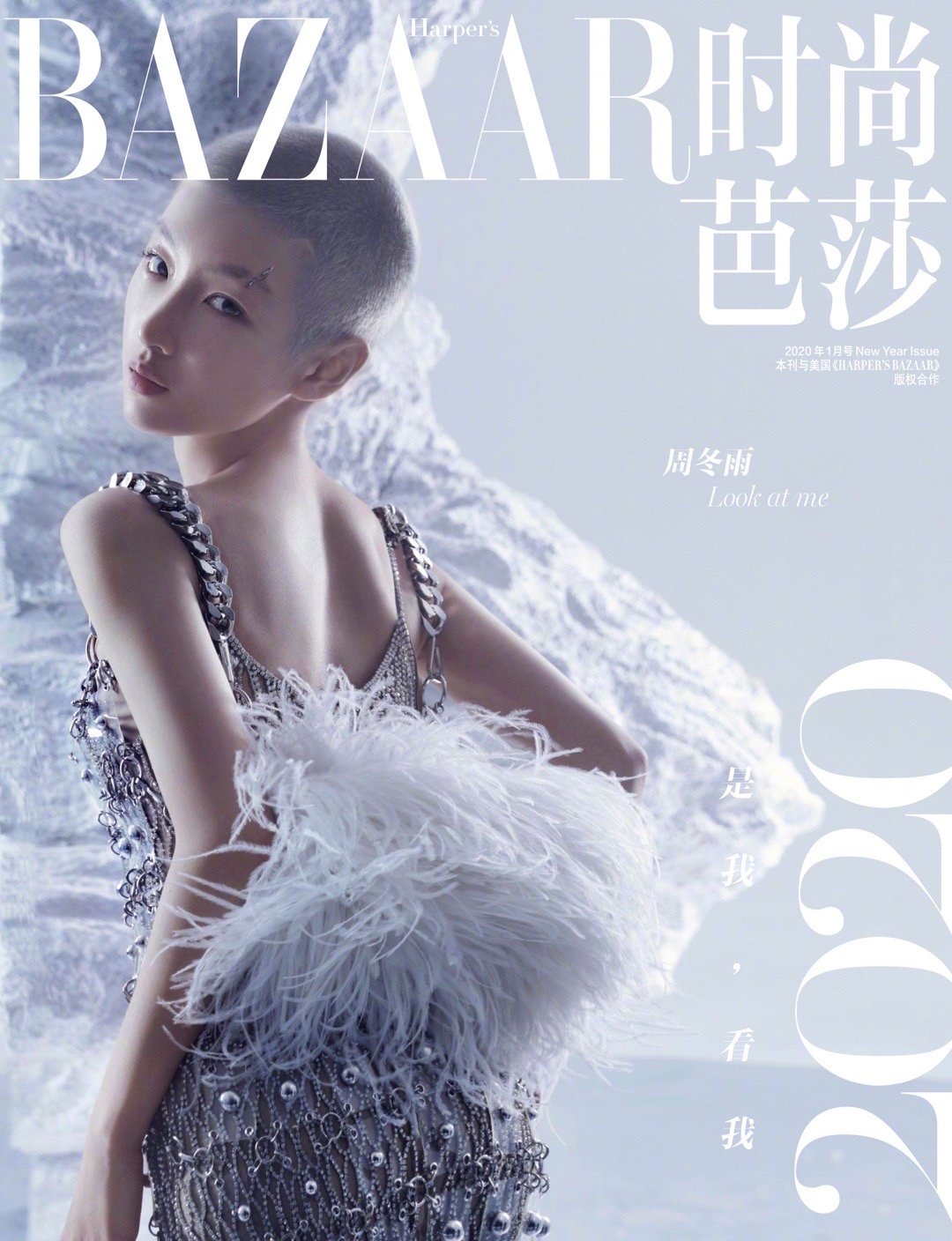 周冬雨这套搭配格外休闲时髦,周冬雨寸头造型时尚搭配秘籍