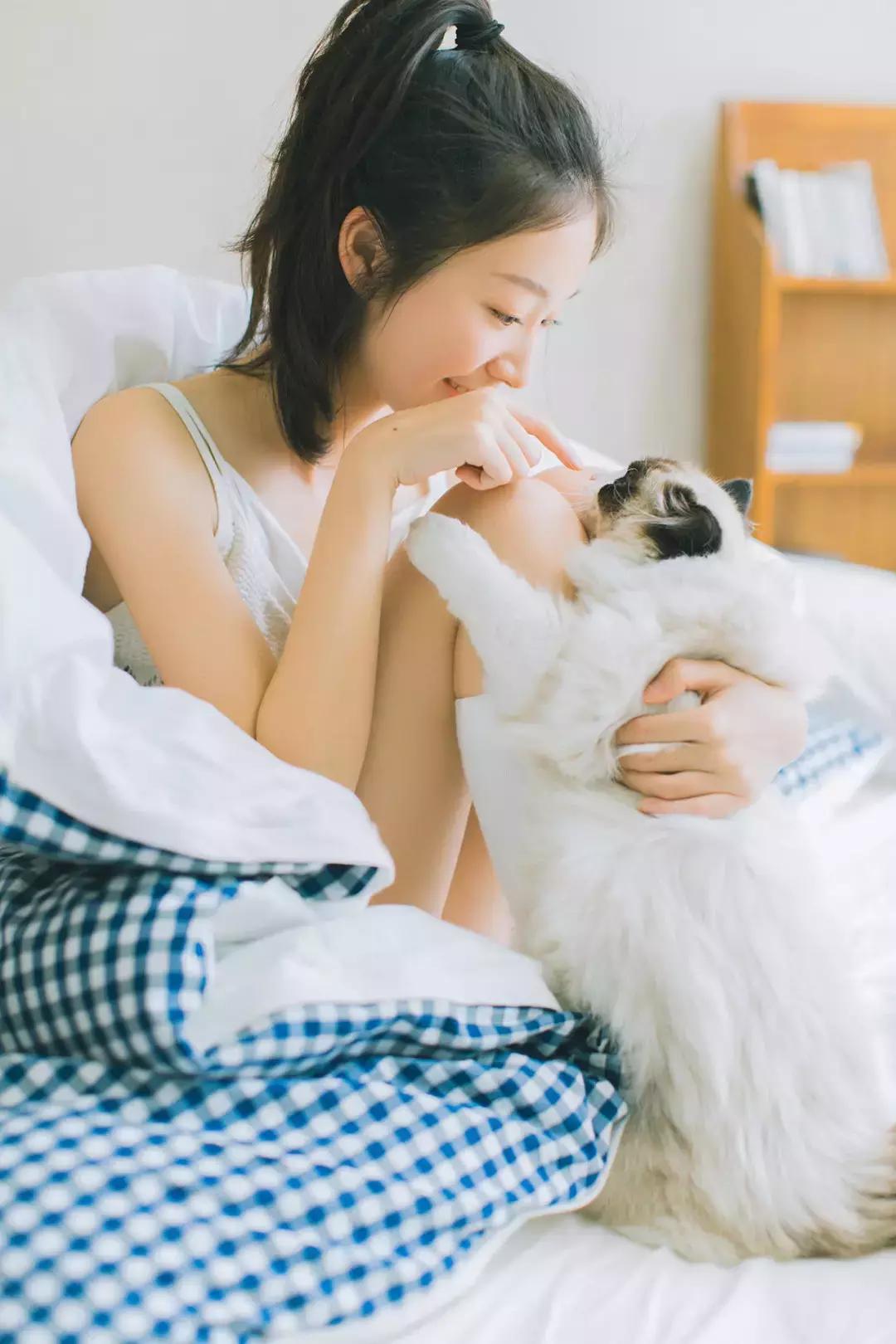 如何居家拍出自然写真照 (在家自己怎么拍出好看的照片写真)