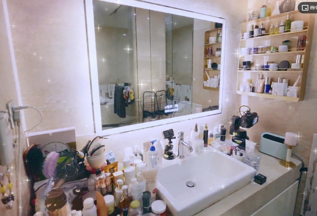 她给粉丝推荐几十块钱的平价产品，浴室里用的却是万元面霜？