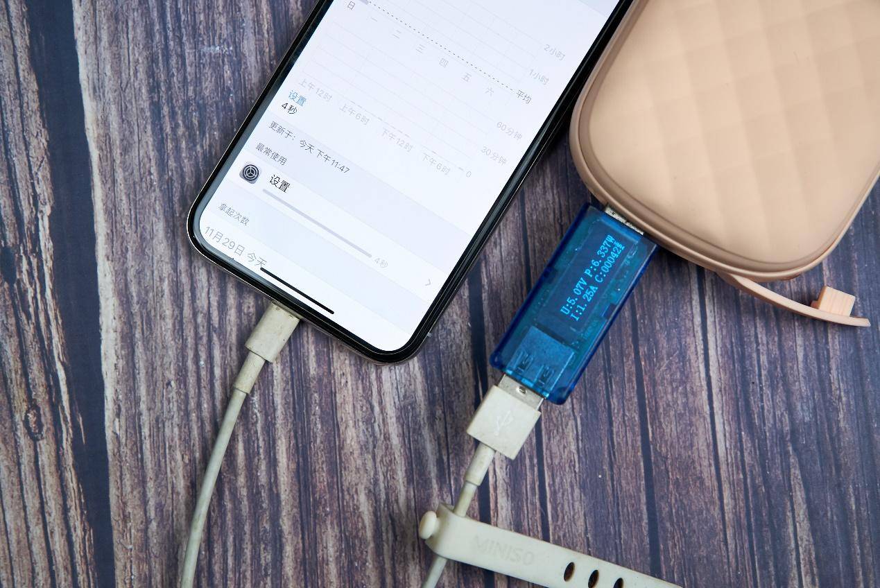 既是充电宝又是暖宝宝,既是充电宝又是插头