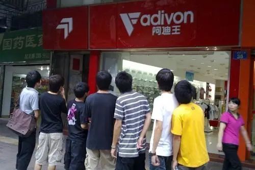 市值蒸发2380亿！又一全球巨头跌落神坛，靠疯狂打折自救