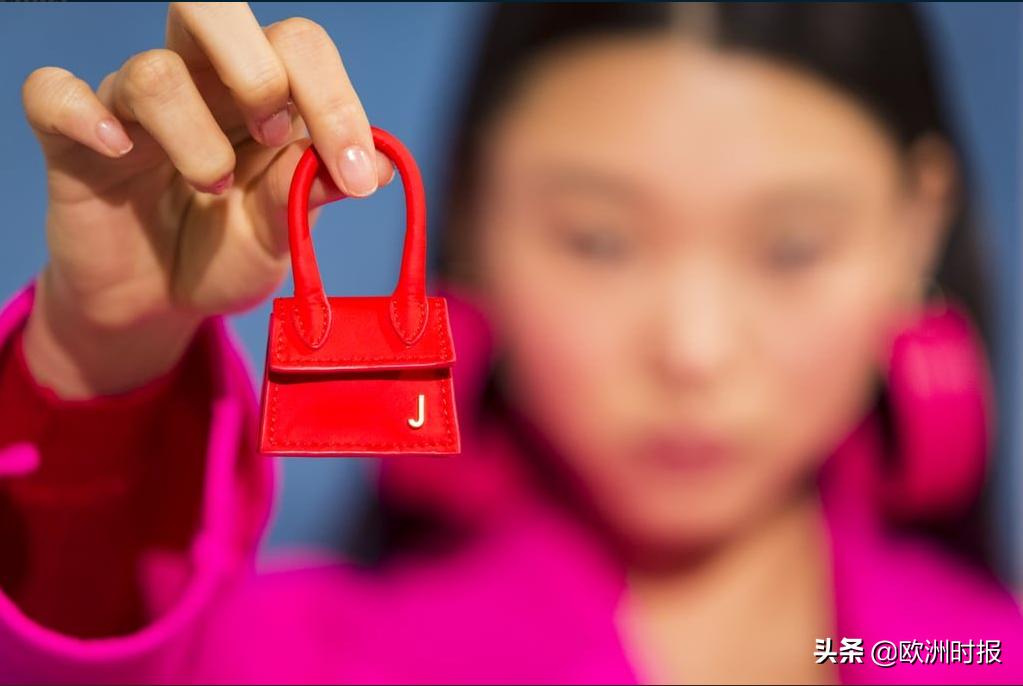 巴黎时装周蛇皮袋包,巴黎时装周显眼包