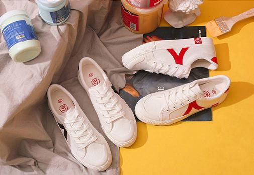 34年老国货再发力！89元刮起一阵帆布鞋风，金鹰节女神也没抵挡住