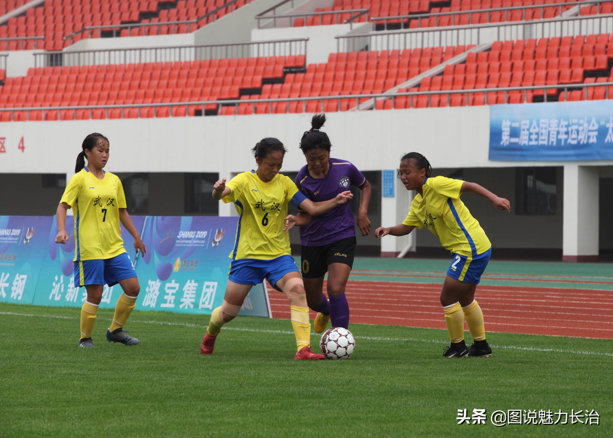 足球球员受伤瞬间,盘点足球比赛上的精彩瞬间