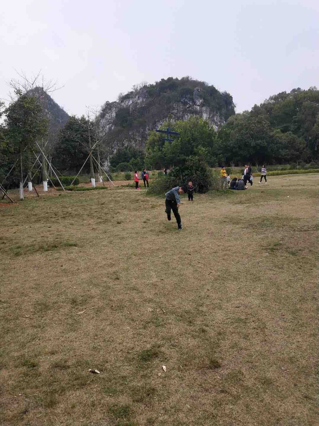 情知不久须相见，一日甚三秋，愁来不自由。‖马坝人遗址公园