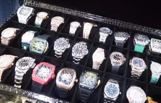 这对网红花22万当了三天迪拜富豪，而我连个儿童手表也买不起