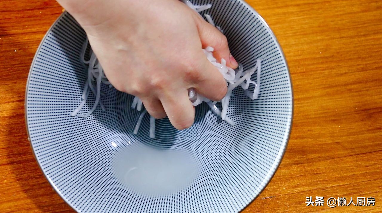 海蜇怎么做口感脆爽,凉拌萝卜海蜇正确方法