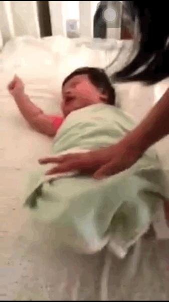 一个多月宝宝困了如何哄睡,小宝宝半夜醒了怎么哄睡