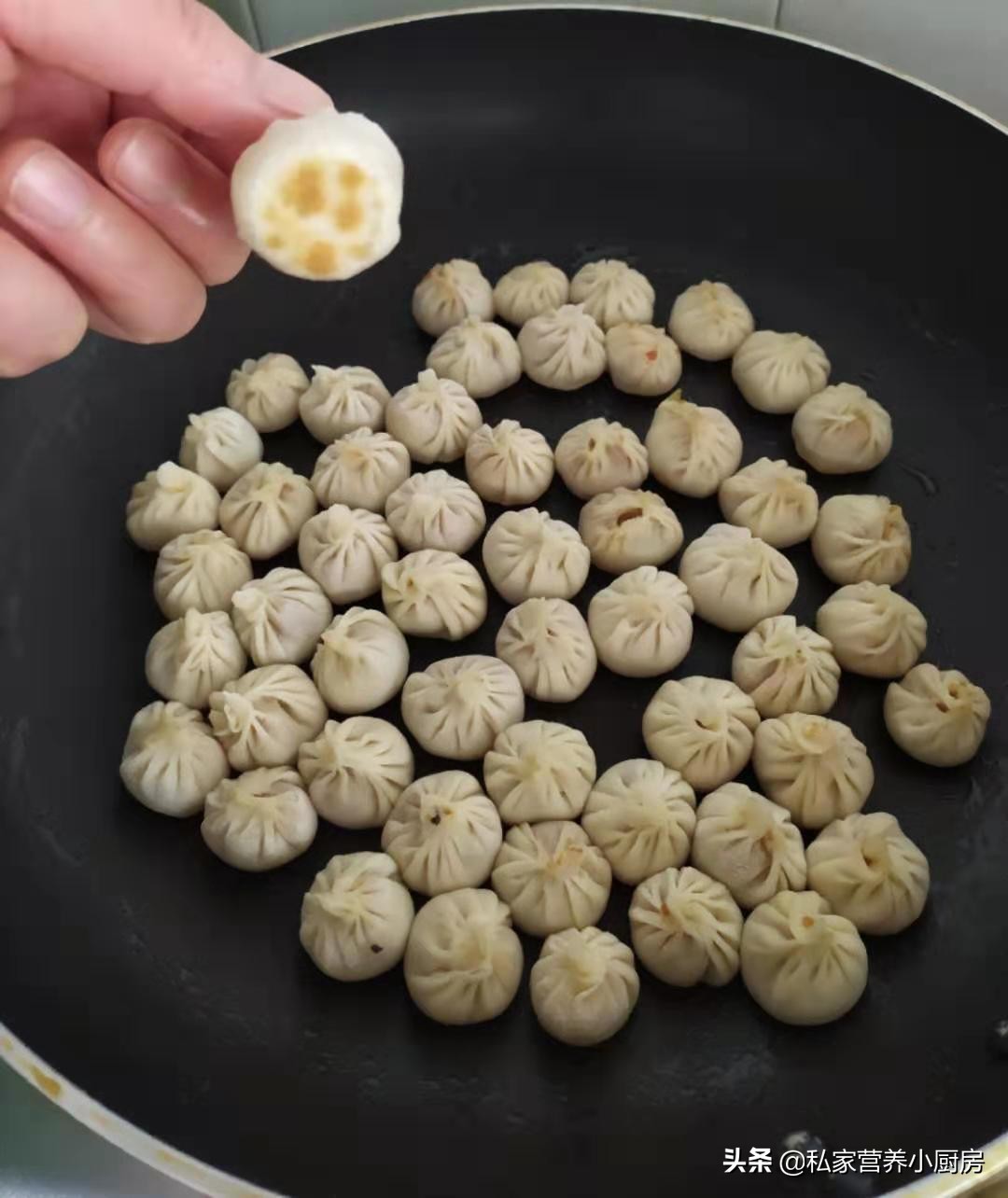素馅水煎包子味道鲜美极致,香酥水煎包子