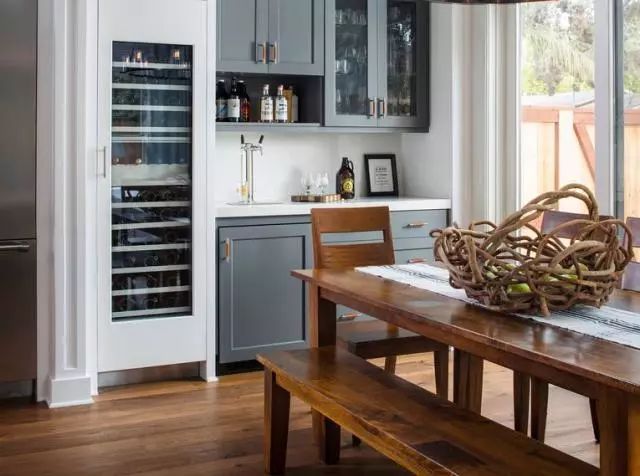 实木地板有些好看有些难看,装了暗色系地板