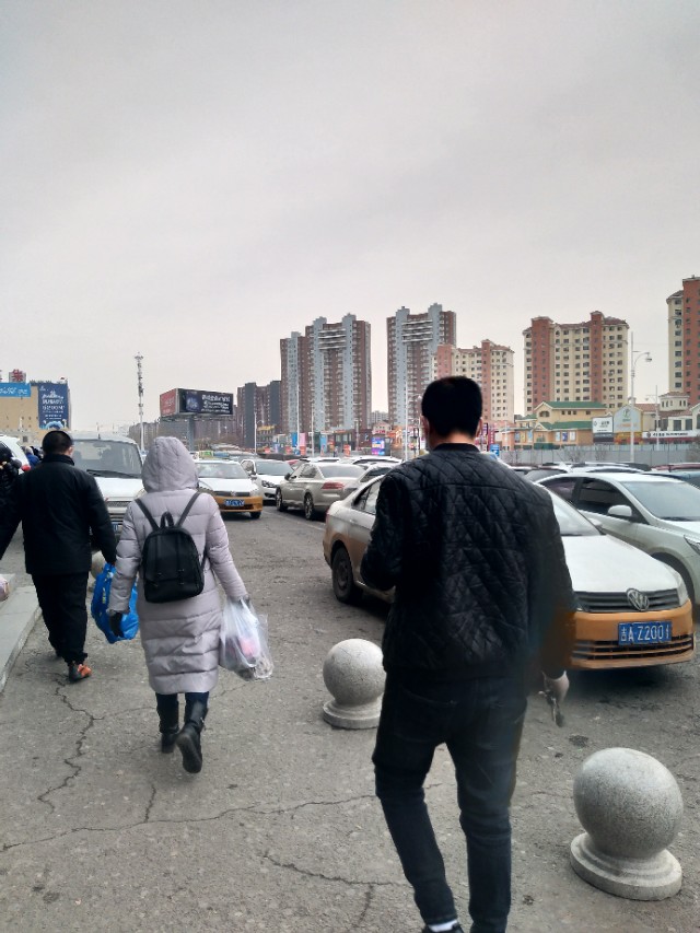 2月23号长春欧亚卖场的掠影，完全的智能检测系统，测体温不停步