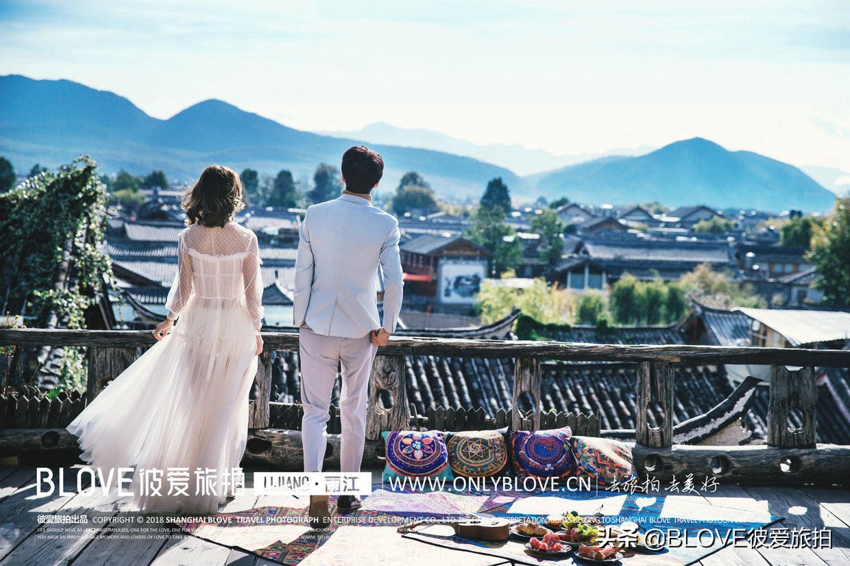 丽江束河古镇客栈楼顶婚纱照旅拍,阜阳丽江婚纱照旅拍推荐