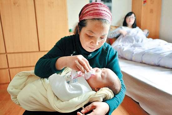 月嫂虐待婴儿被暴打,月嫂暴力护理