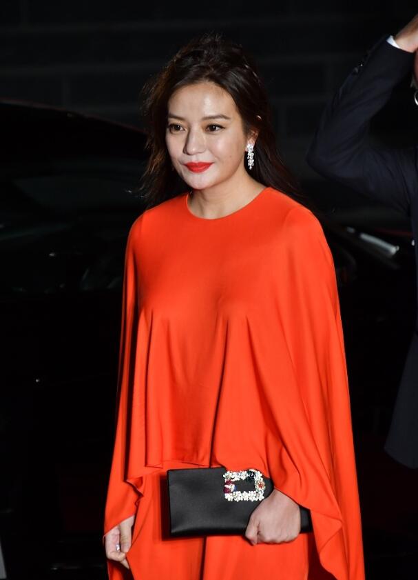 44岁赵薇穿浅绿连衣裙,赵薇黑色礼服裙