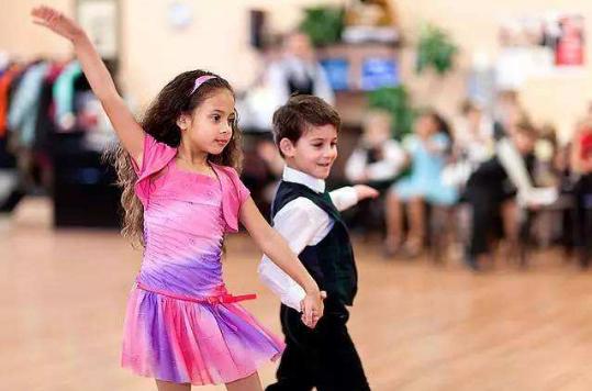 孩子怯场不敢上台表演,孩子总是怯场