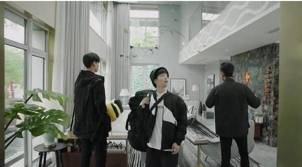 韩商言住的海景套房要十多万一晚,韩商言买项链