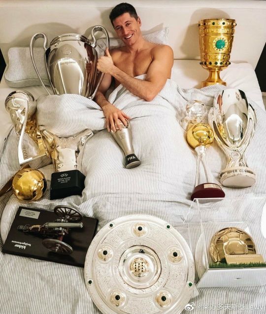 莱万懂球帝最佳球员,莱万金球奖搞笑