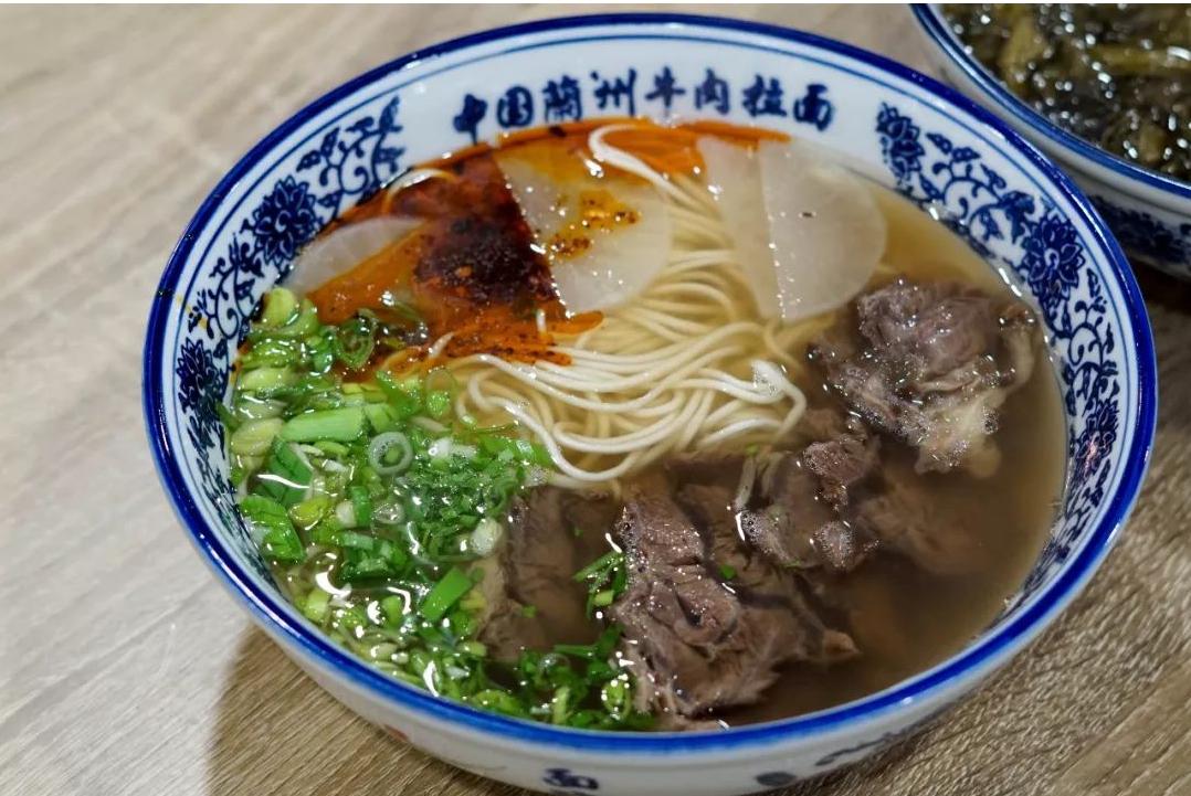 真正好吃的饭店绝不开分店，面随汤走，美味不可复制的兰州牛肉面
