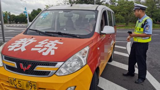 斗门某驾校教练打尖插队，给学员做反面教材，声称怕学员考试迟到！