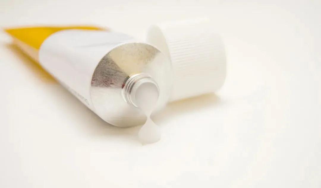 你买的药膏正规吗？无药物批号、违规添加激素，让病情加重的「皮肤神药」仍在畅销！